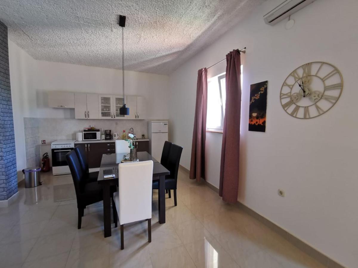 Priska Apartment Каштела Экстерьер фото