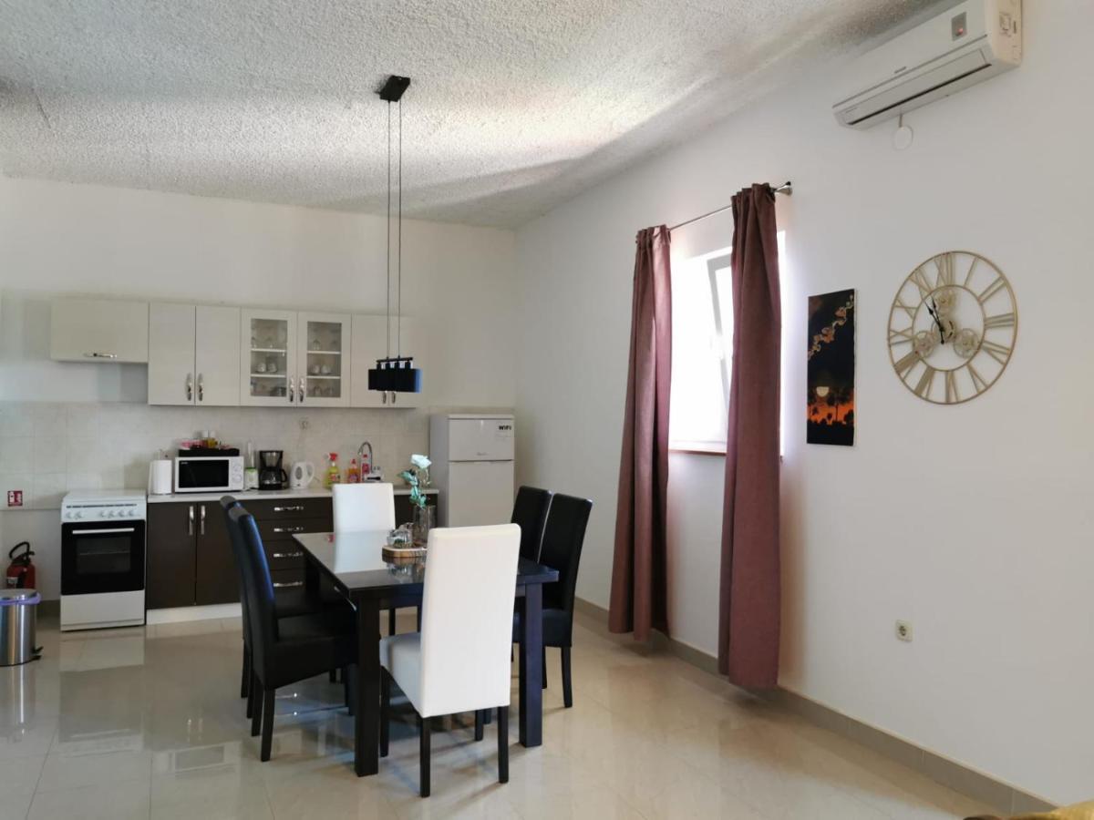 Priska Apartment Каштела Экстерьер фото
