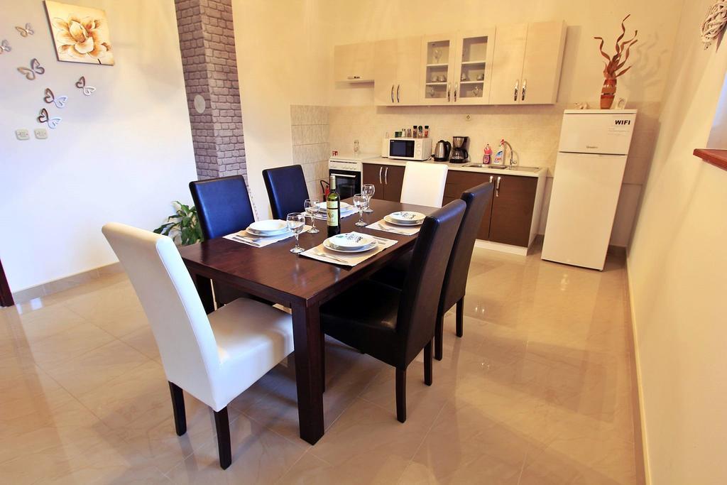 Priska Apartment Каштела Экстерьер фото